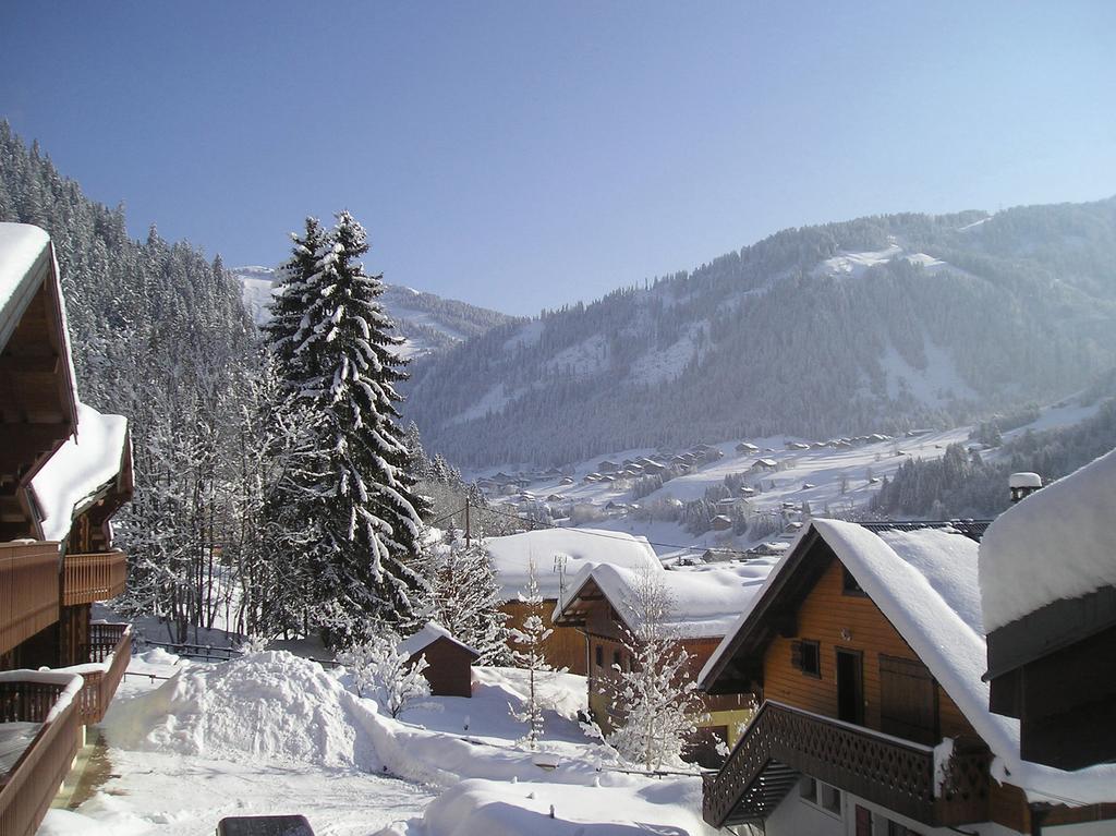 Hotel Les Combelles Chatel Bagian luar foto
