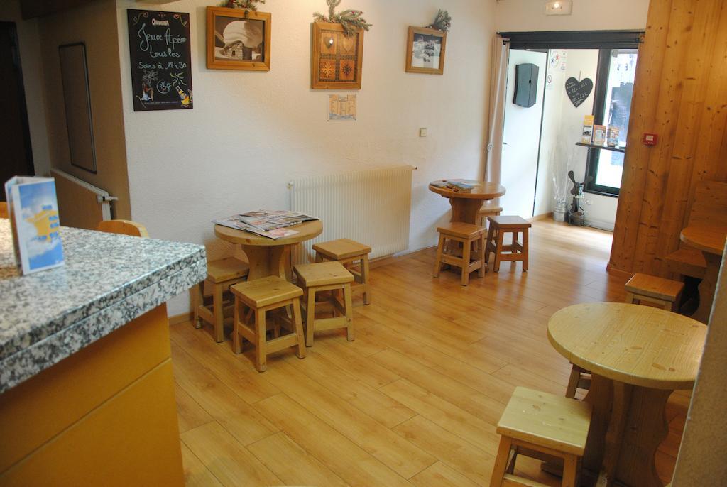 Hotel Les Combelles Chatel Bagian luar foto