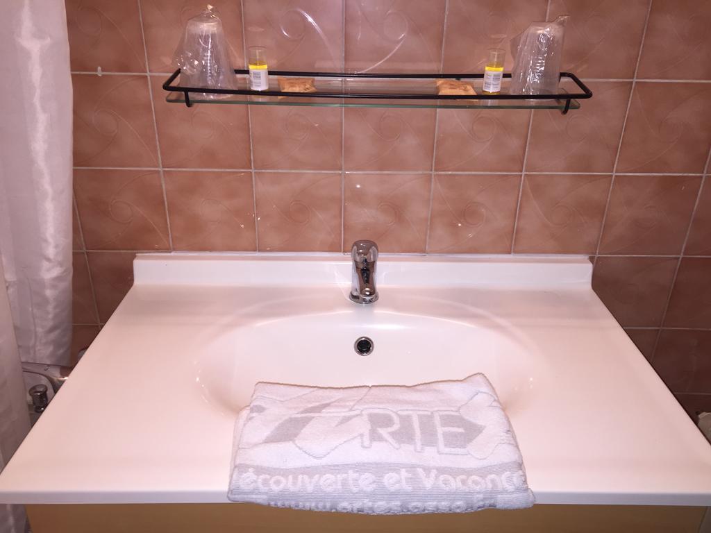 Hotel Les Combelles Chatel Bagian luar foto