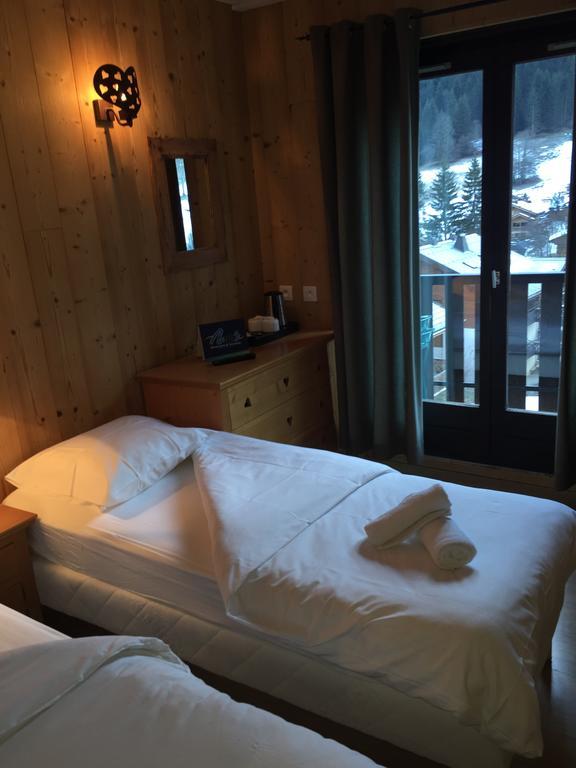 Hotel Les Combelles Chatel Bagian luar foto