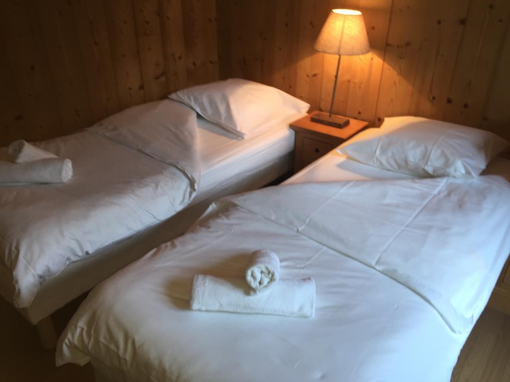Hotel Les Combelles Chatel Bagian luar foto