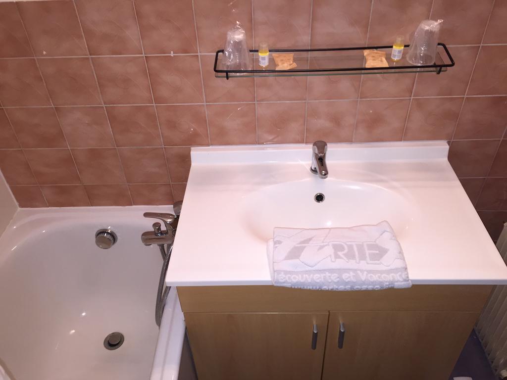 Hotel Les Combelles Chatel Bagian luar foto
