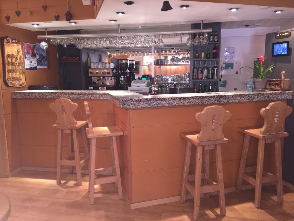 Hotel Les Combelles Chatel Bagian luar foto