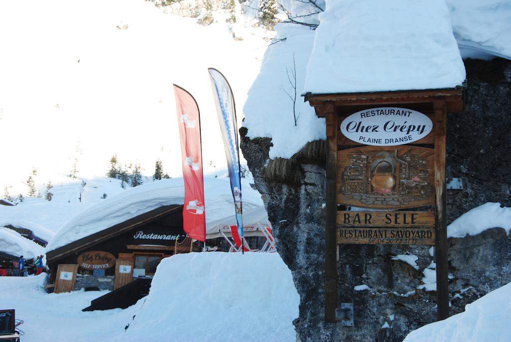 Hotel Les Combelles Chatel Bagian luar foto