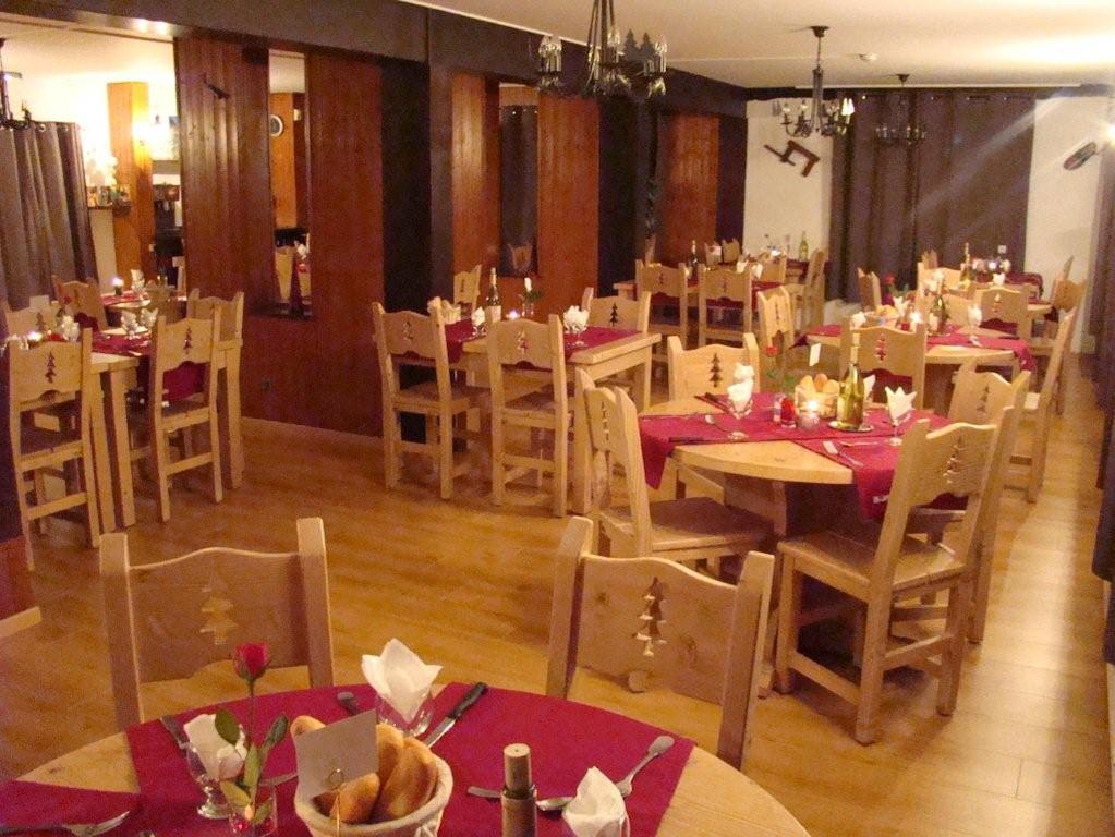Hotel Les Combelles Chatel Bagian luar foto