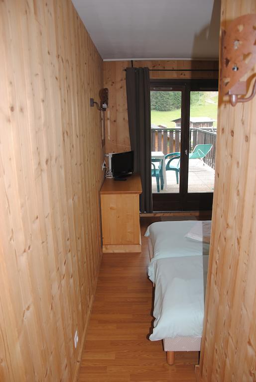 Hotel Les Combelles Chatel Bagian luar foto