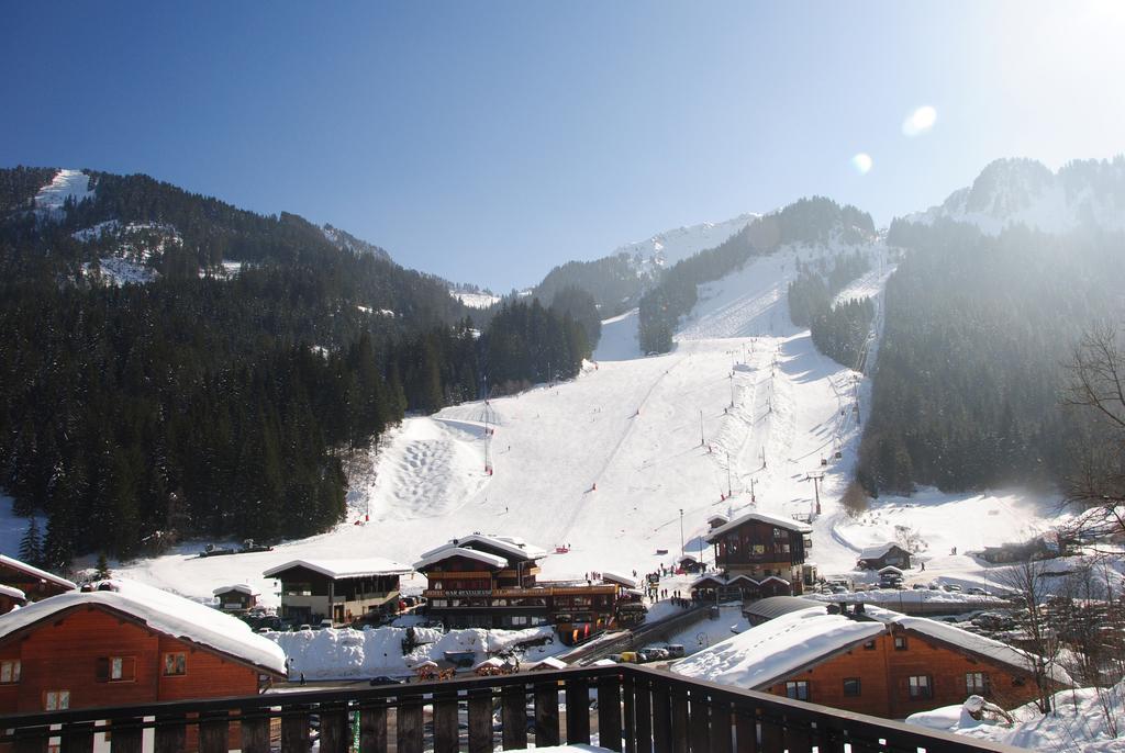Hotel Les Combelles Chatel Bagian luar foto