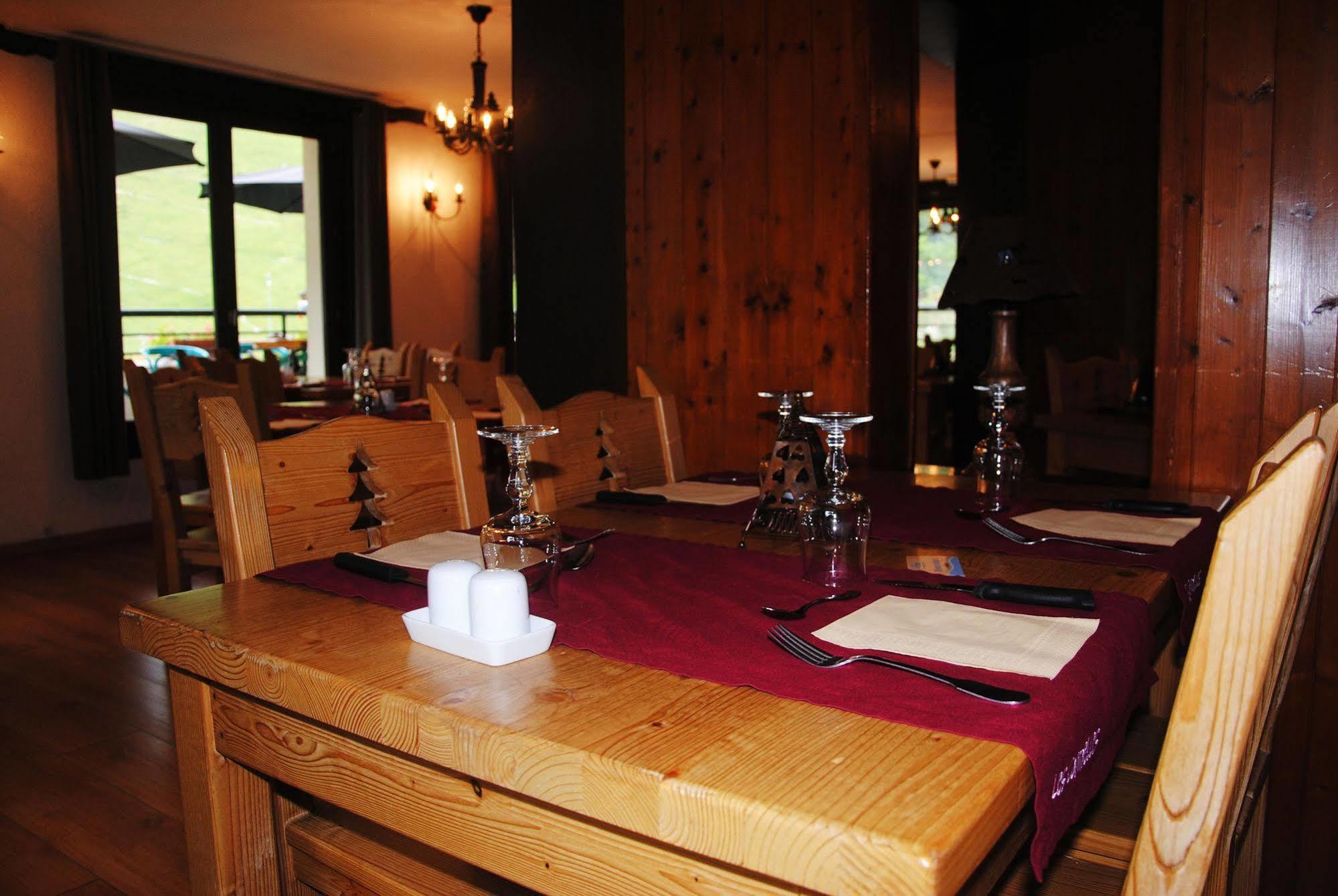 Hotel Les Combelles Chatel Bagian luar foto