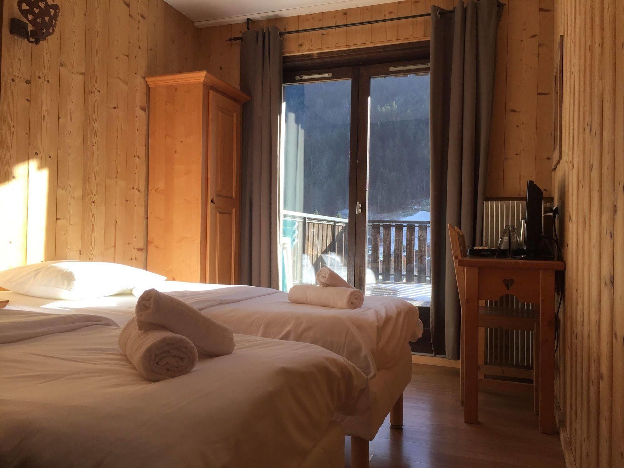 Hotel Les Combelles Chatel Bagian luar foto