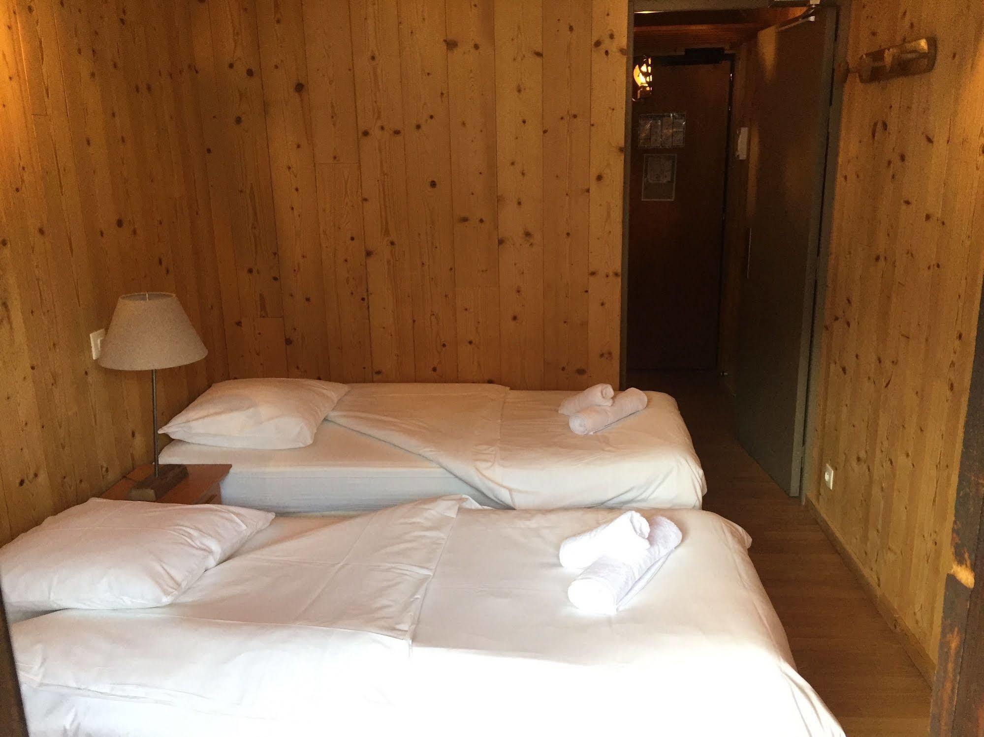 Hotel Les Combelles Chatel Bagian luar foto