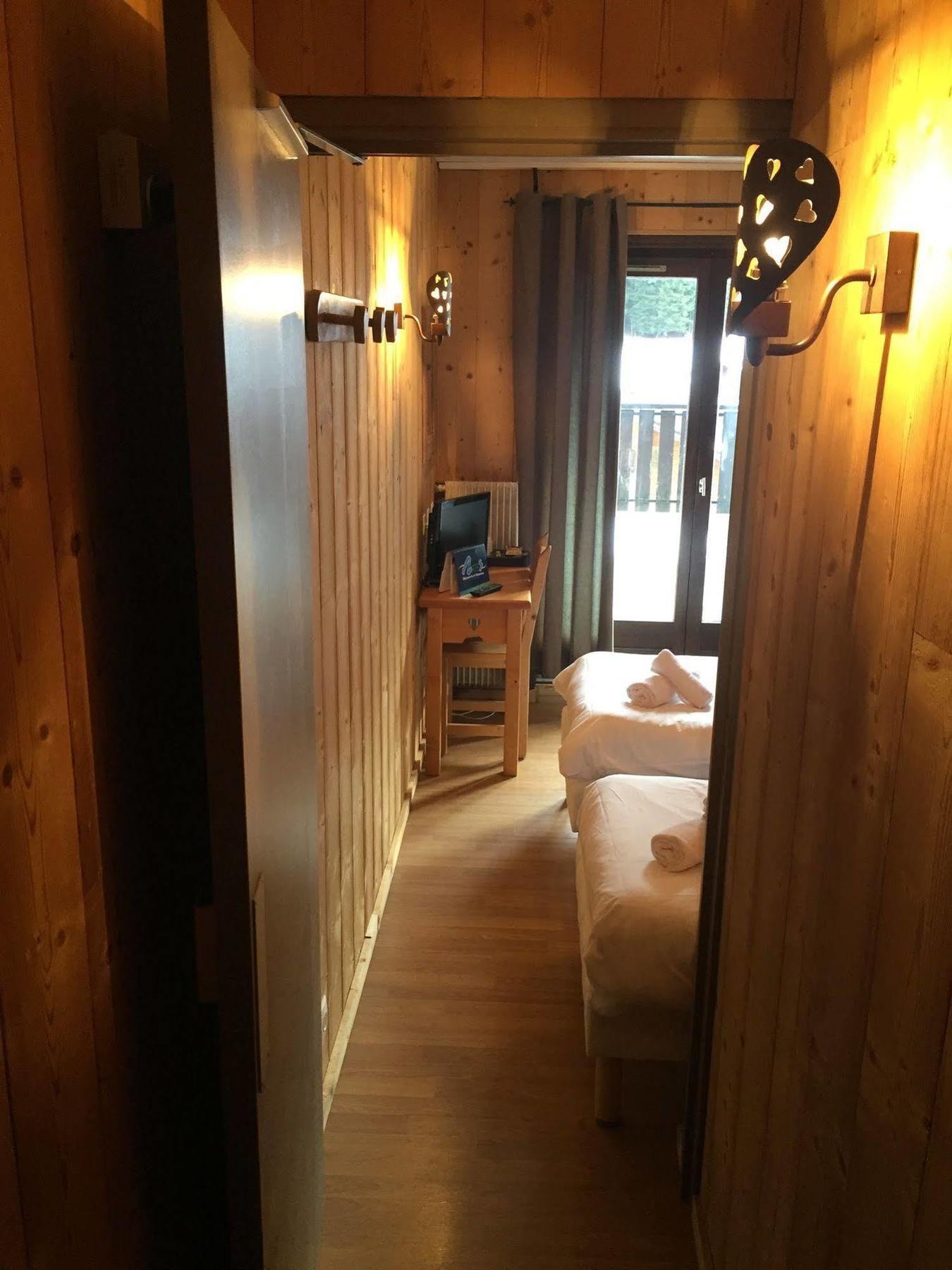 Hotel Les Combelles Chatel Bagian luar foto