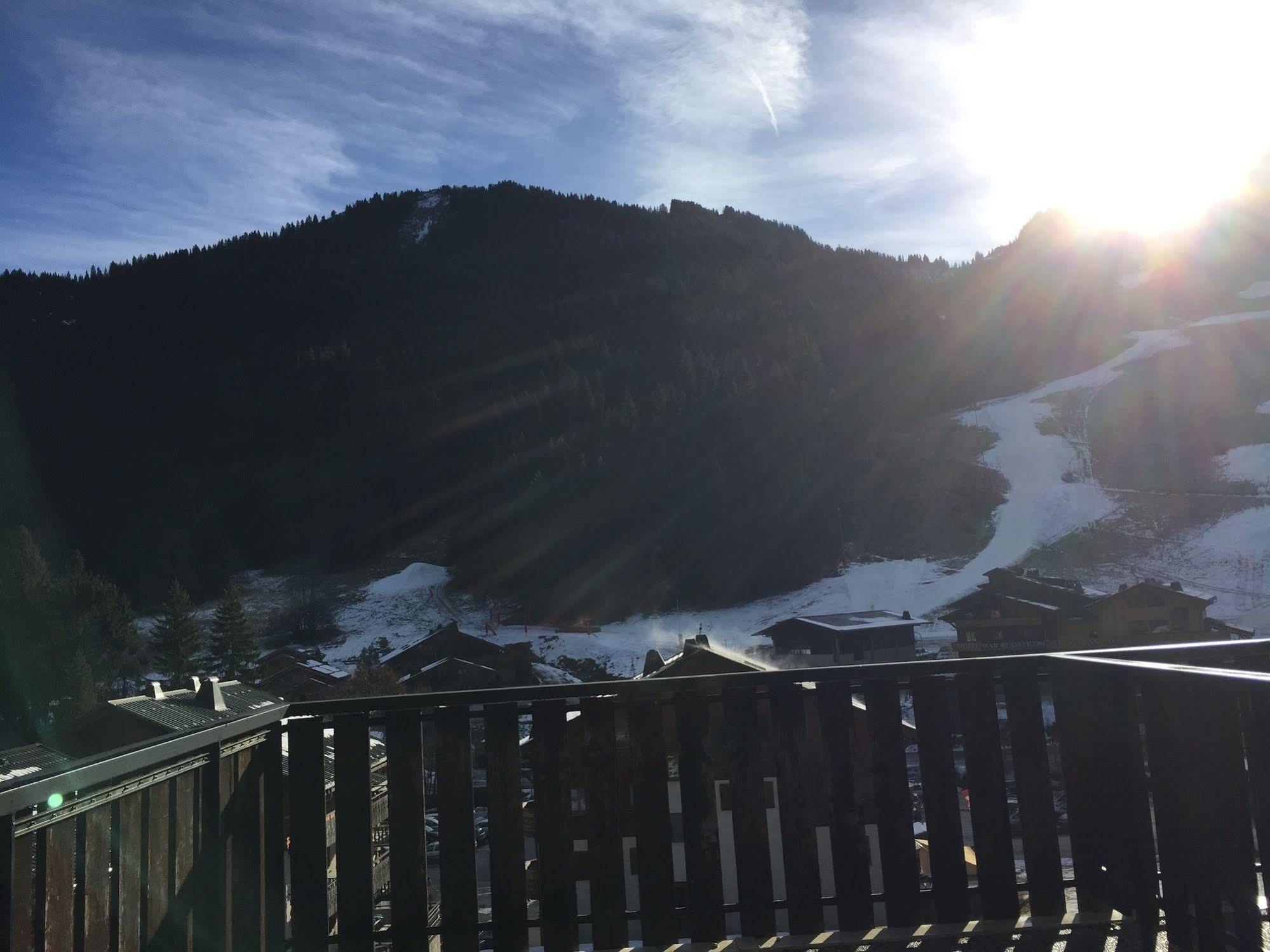 Hotel Les Combelles Chatel Bagian luar foto