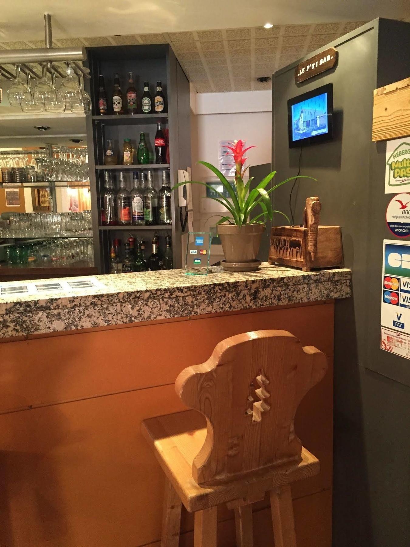 Hotel Les Combelles Chatel Bagian luar foto