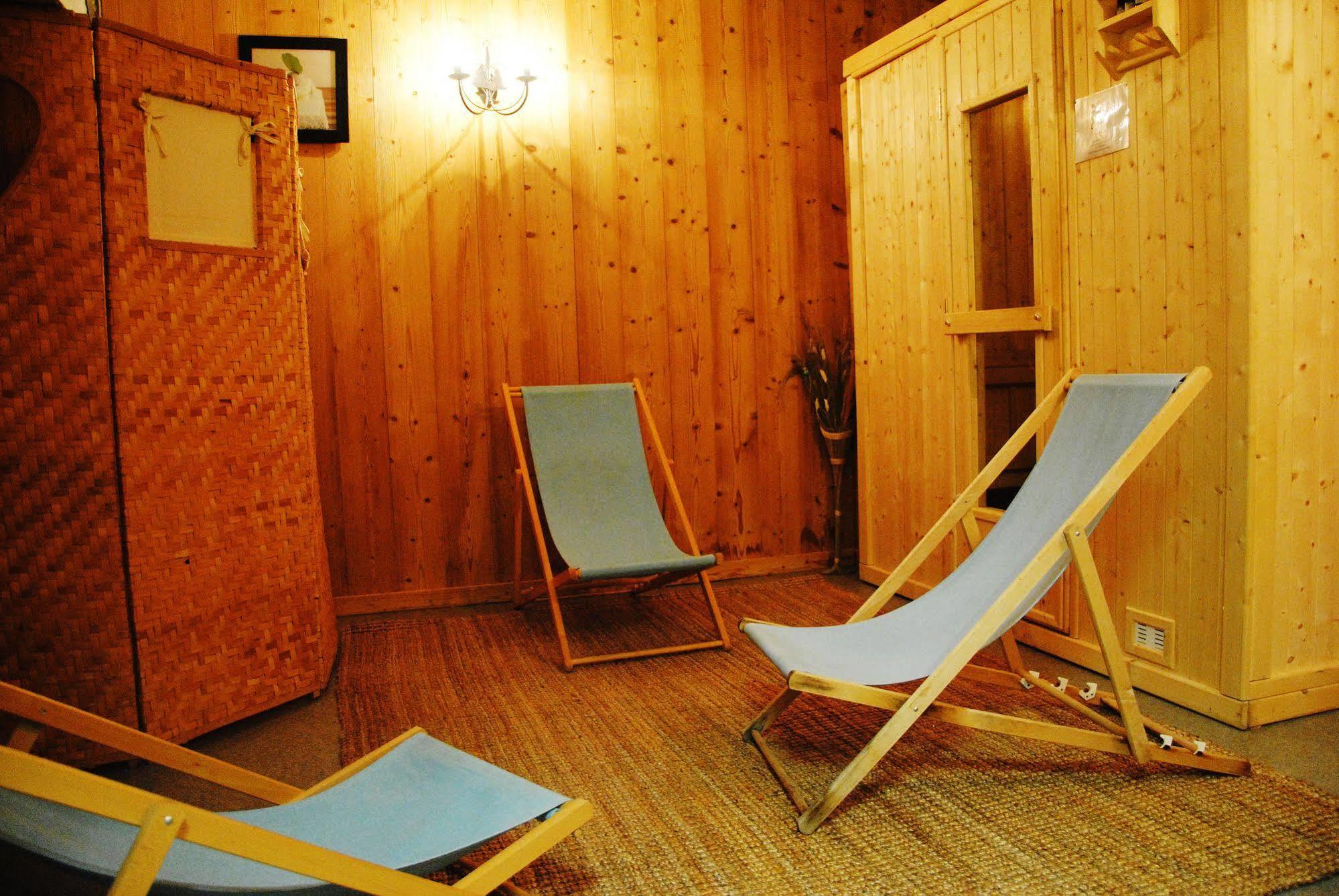 Hotel Les Combelles Chatel Bagian luar foto