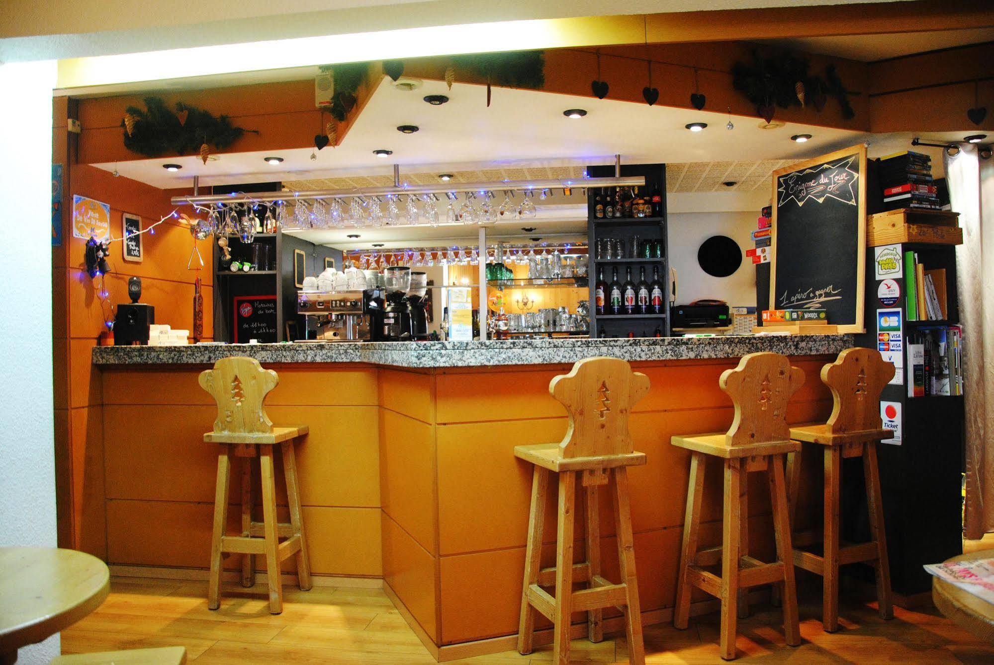 Hotel Les Combelles Chatel Bagian luar foto