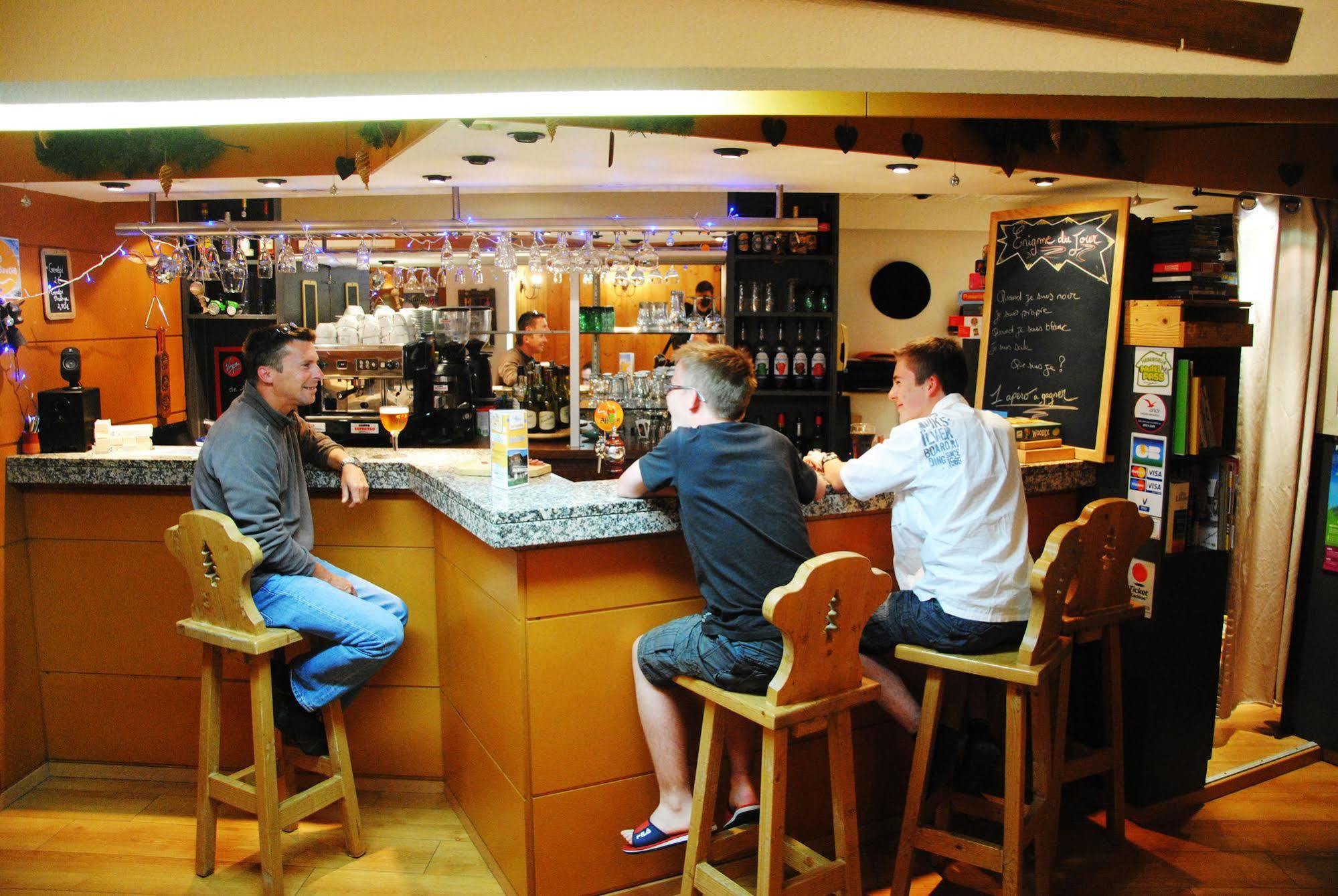Hotel Les Combelles Chatel Bagian luar foto