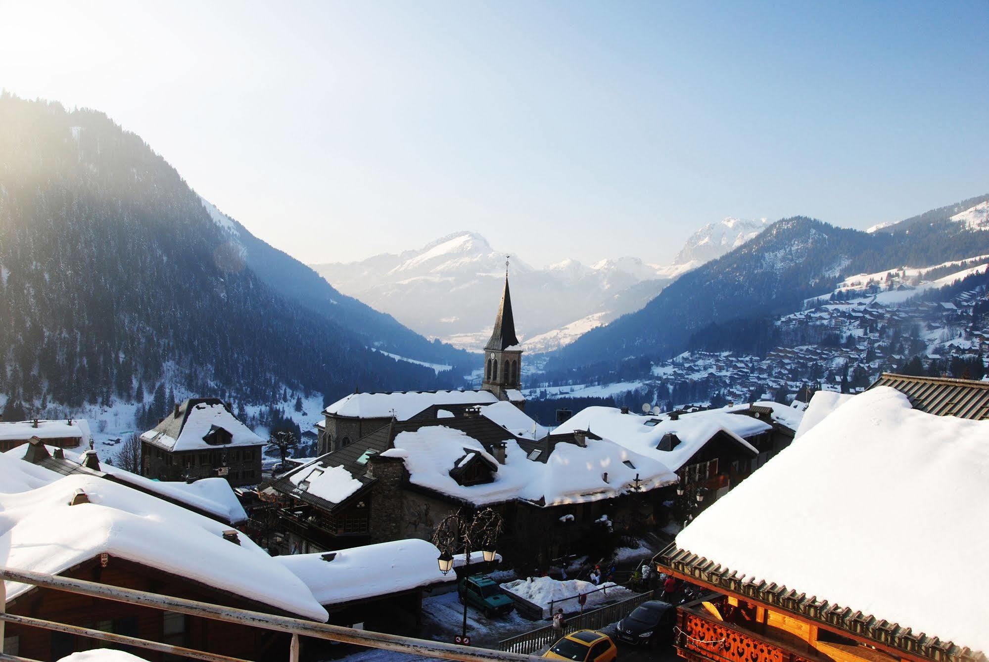Hotel Les Combelles Chatel Bagian luar foto