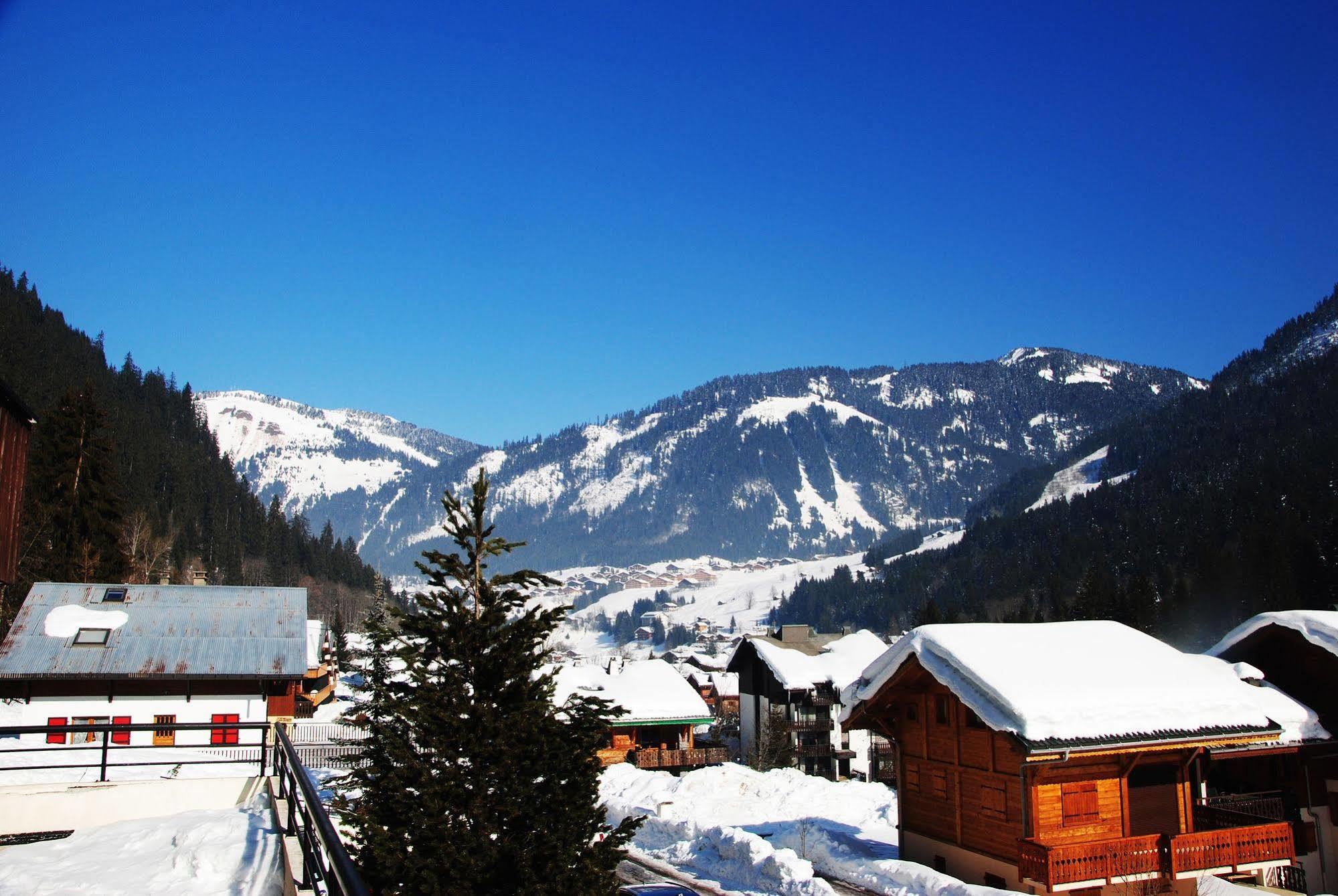 Hotel Les Combelles Chatel Bagian luar foto