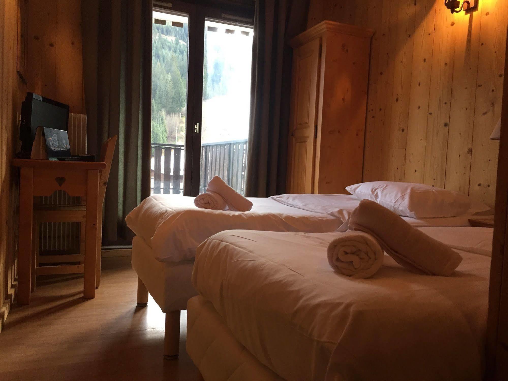 Hotel Les Combelles Chatel Bagian luar foto