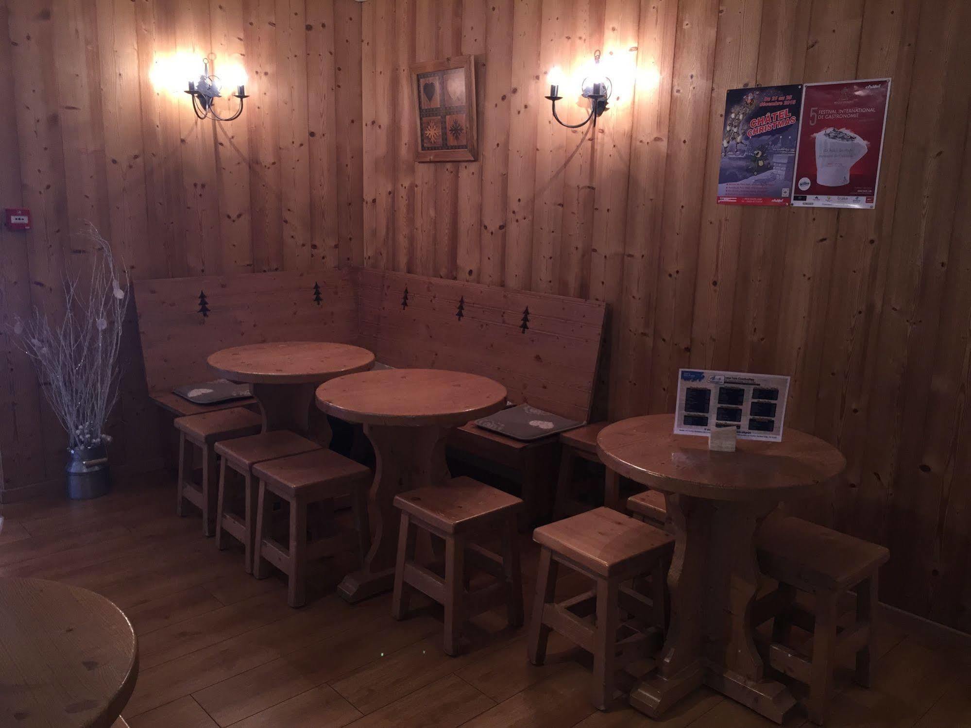 Hotel Les Combelles Chatel Bagian luar foto