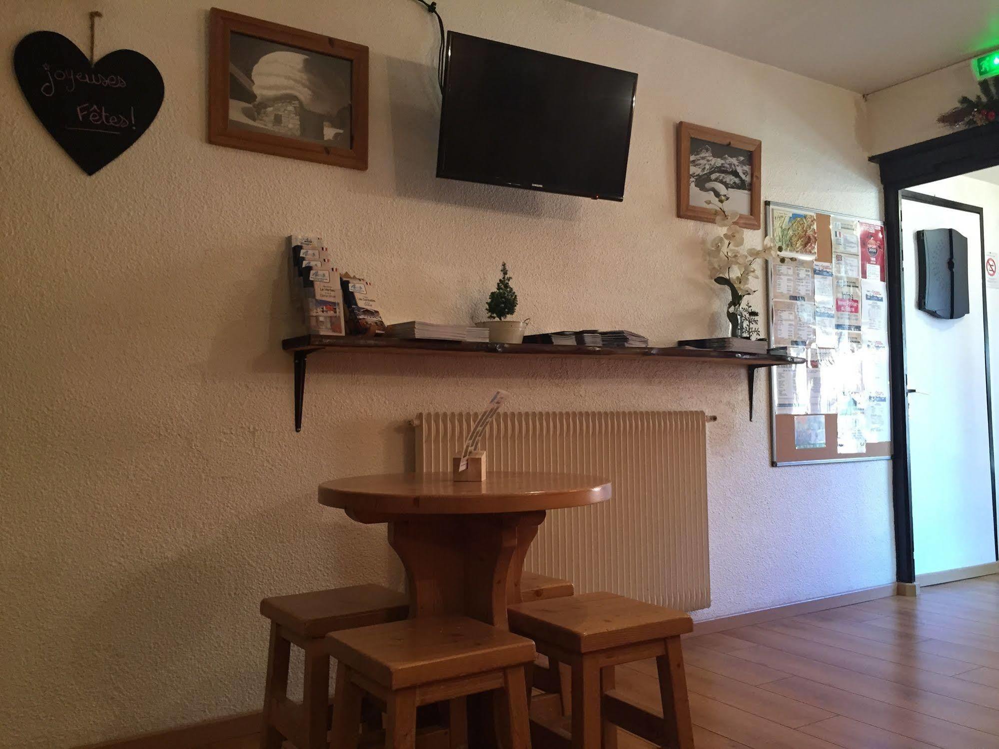 Hotel Les Combelles Chatel Bagian luar foto