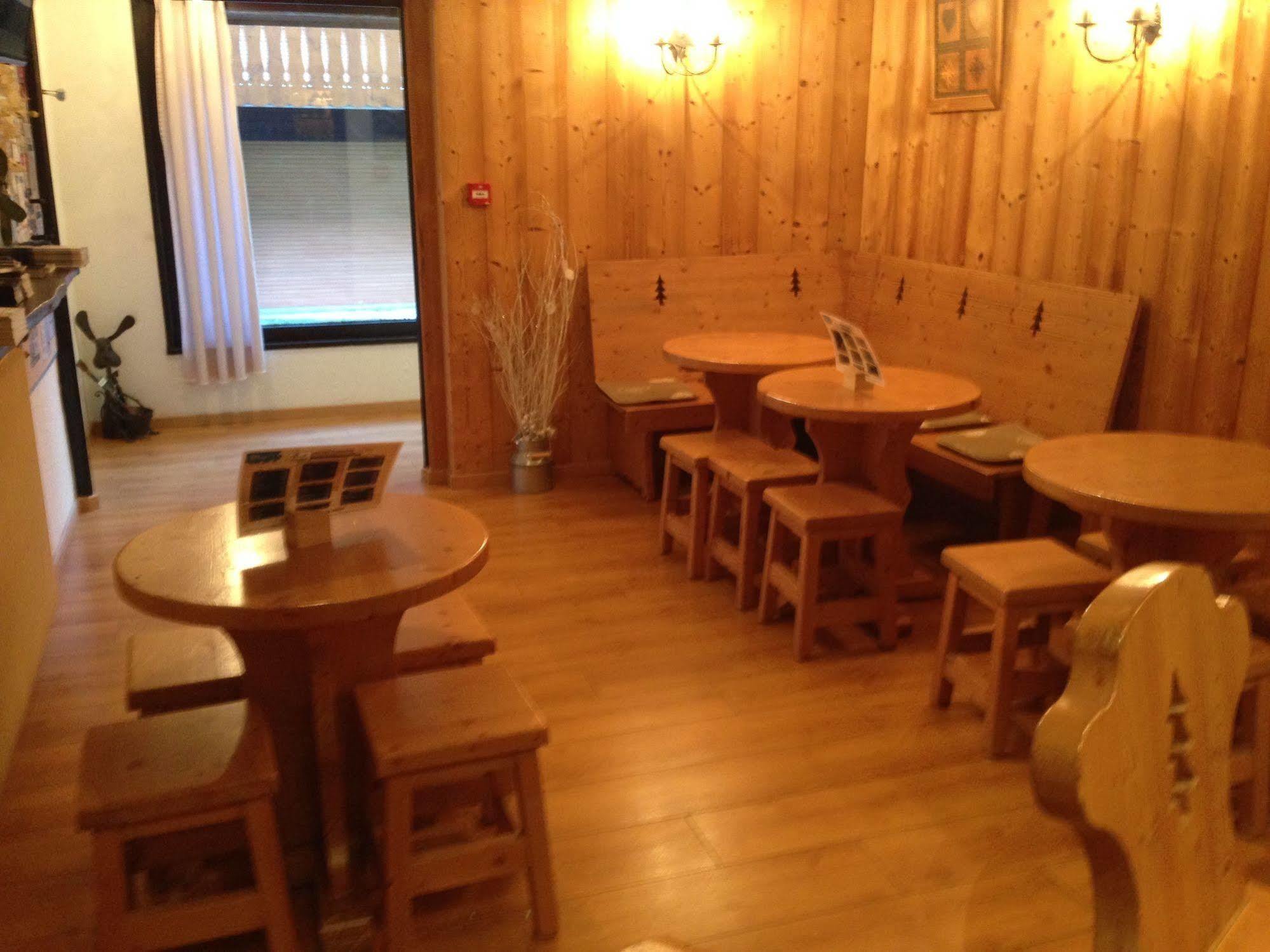 Hotel Les Combelles Chatel Bagian luar foto