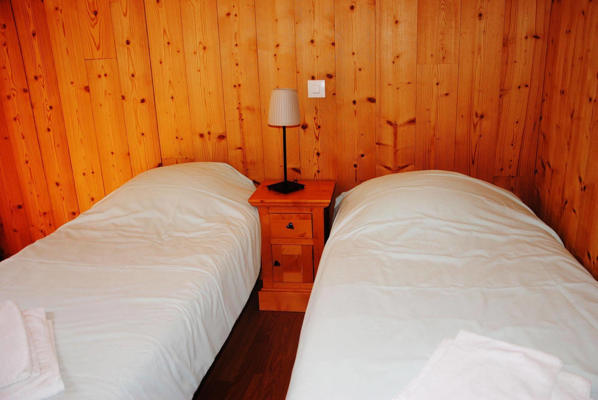 Hotel Les Combelles Chatel Bagian luar foto